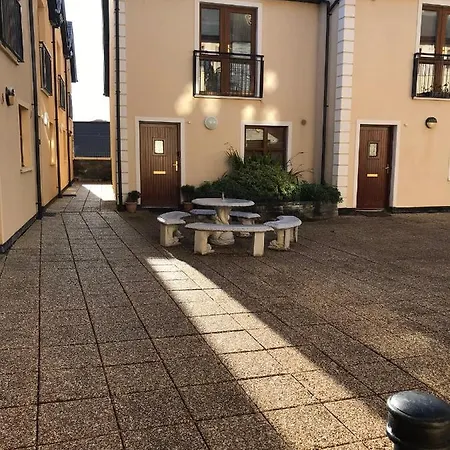 No. 6 Court Apartment *